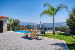 d'une terrasse avec une table et des chaises à côté de la piscine. dans l'établissement Cantinho d'Alcácer, à Casal