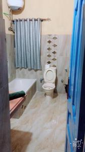 W łazience znajduje się toaleta, wanna i prysznic. w obiekcie Marassi Tunis w mieście ‘Izbat an Nāmūs
