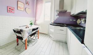 Kuchyňa alebo kuchynka v ubytovaní Accogliente Casa Indipendente con Wi-Fi Gratuito, a Due Passi dal Centro e dalle Attrazioni