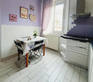 Kuchyňa alebo kuchynka v ubytovaní Accogliente Casa Indipendente con Wi-Fi Gratuito, a Due Passi dal Centro e dalle Attrazioni