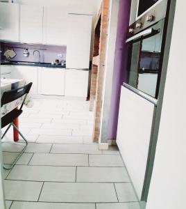 Kuchyňa alebo kuchynka v ubytovaní Accogliente Casa Indipendente con Wi-Fi Gratuito, a Due Passi dal Centro e dalle Attrazioni