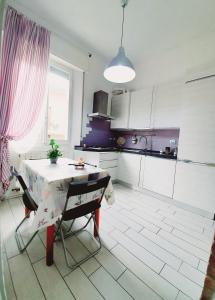 Kuchyňa alebo kuchynka v ubytovaní Accogliente Casa Indipendente con Wi-Fi Gratuito, a Due Passi dal Centro e dalle Attrazioni