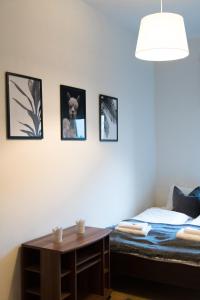インスブルックにあるGemütliche Altbauwohnung im Zentrumのベッドルーム1室(ベッド1台付)が備わります。壁に4枚の写真が飾られています。