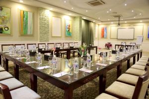 a conference room with a long table and chairs at Alazhar Palace Hotel in Al Qunfudhah