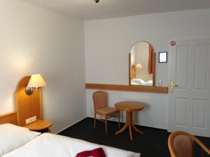 A bed or beds in a room at Hotel & Restaurant Jägerstuben