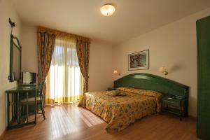 Postel nebo postele na pokoji v ubytování Hotel Parco delle Cale