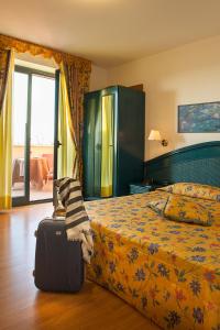 Postel nebo postele na pokoji v ubytování Hotel Parco delle Cale