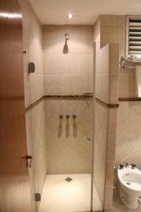 Bilik mandi di Premier Hill Suites Hotel