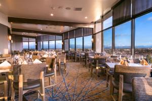 - une salle à manger avec des tables, des chaises et des fenêtres dans l'établissement Holiday Inn Long Beach - Airport, an IHG Hotel, à Long Beach