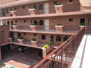 un immeuble d'appartements avec balcon et plantes en pot dans l'établissement OYO Hotel Brisas Del Pacífico, à Puerto Vallarta
