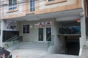 een gebouw met trappen voor een gebouw bij Hotel HSR in Panama-Stad