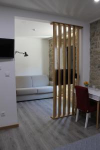 Uma rea de estar em ALOJAMENTO GIRASSOL - Guest House - Quarto com casa de banho privativa
