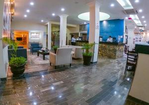 un hall d'un hôtel avec des chaises et un bar dans l'établissement Best Western Hotel Madan, à Villahermosa
