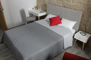 Uma cama ou camas num quarto em ALOJAMENTO GIRASSOL - Guest House - Quarto com casa de banho privativa