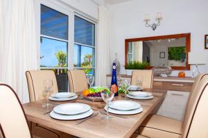 comedor con mesa de madera y sillas en Villa Marcus - 3 Bedrooms large pool plus childs pool - Great for families en Puerto del Carmen