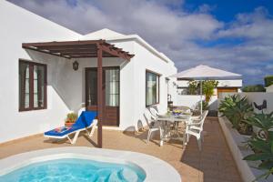Casa con piscina, mesa y sillas en Villa Lise - 3 Bedroom private pool child friendly, en Tías