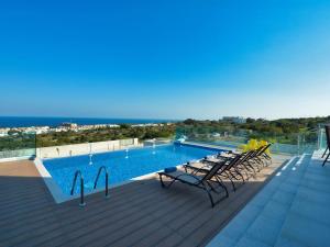 Bazén v ubytovaní Villa Kono Provoles - Luxury 4 Bedroom Protaras Villa with Stunning Panoramic Sea Views alebo v jeho blízkosti