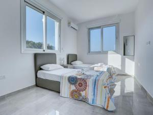 Posteľ alebo postele v izbe v ubytovaní Villa Kono Provoles - Luxury 4 Bedroom Protaras Villa with Stunning Panoramic Sea Views
