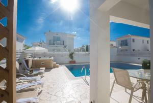 Fotografie z fotogalerie ubytování Villa Foros Dyo - Modern 3 Bedroom Pernera Villa with Pool - Close to all Amenities v destinaci Protaras