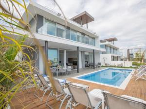 uma villa com uma piscina e uma casa em Villa Olive Platinum New and Luxury 4BDR Protaras Villa with Private Pool Short Walk To Beach em Protaras