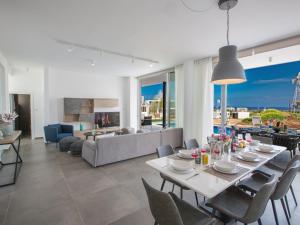 uma sala de jantar e sala de estar com mesa e cadeiras em Villa Olive Platinum New and Luxury 4BDR Protaras Villa with Private Pool Short Walk To Beach em Protaras