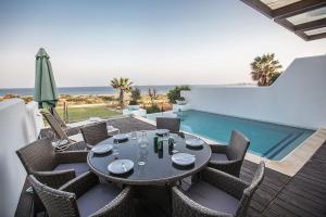 Restoran või mõni muu söögikoht majutusasutuses Villa Fig Tree Bay Seafront Luxury 5BDR Seafront Protaras Villa with Panoramic Sea Views