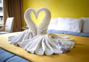 um cisne feito de toalhas numa cama em Hotel El Farolito em Lima