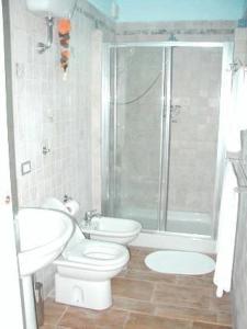 a bathroom with a toilet and a sink and a shower at La Papaya in Marina di Pisa