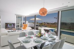 Restavracija oz. druge možnosti za prehrano v nastanitvi Villa Manta Agrotikos - Stunning 3 Bedroom Protaras Villa with Pool - Close to the Beach