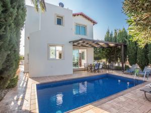 eine Villa mit einem Pool vor einem Haus in der Unterkunft Villa Foros Enas - Modern 4 Bedroom Pernera Villa with Private Pool - Close to the Beach in Protaras