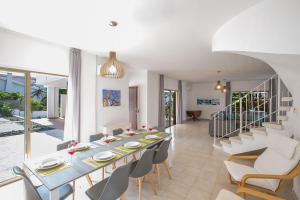 uma sala de jantar e sala de estar com mesa e cadeiras em Villa Nepou - Beautiful 4 Bedroom Villa - Located in Ayia Napa Villa With Private Pool em Agia Napa