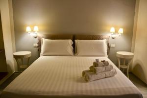 - une chambre dotée d'un lit avec deux ours en peluche dans l'établissement Vicoli di Napoli B&B, à Naples