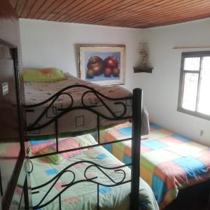 Tempat tidur susun dalam kamar di Hostal Caminos de Suesca