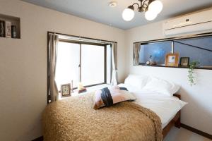 東京にあるBike & Bed East Tokyo,5rooms,9ppl,9bicyclesのベッドルーム(ベッド1台、窓付)