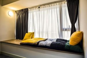 Tempat tidur dalam kamar di BotakCuteHomestay@Imperio Residence