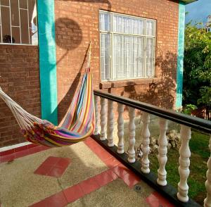 - un hamac installé sur le balcon d'une maison dans l'établissement Villa Claudia - apartamento cómodo y tranquilo, à El Colegio