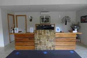 a salon with a stone counter in a room at Elkanah Lodge and Conference Centre in Marysville