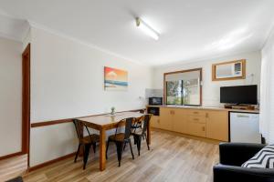 TV a/nebo společenská místnost v ubytování Moonta Bay Accommodation