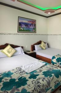 מיטה או מיטות בחדר ב-Nhà Nghỉ Việt Thắng Dinh Thầy Thím