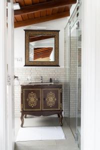 a bathroom with a sink and a mirror at Pedro Barn in Nuwara Eliya