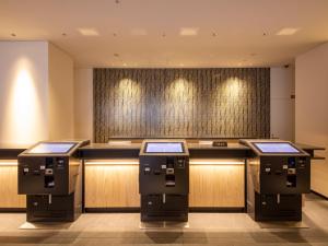 um bar num hotel com três caixas multibanco em Hotel Keihan Kyoto Ekiminami em Quioto