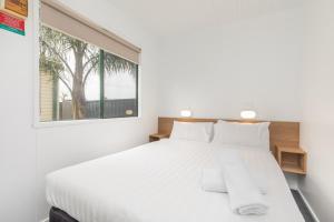 Un pat sau paturi într-o cameră la All Seasons Mildura Holiday Park +37 fotografii
