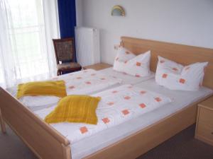 Postel nebo postele na pokoji v ubytování Hotel-Pension Sandl