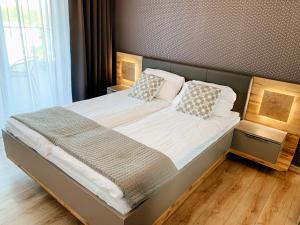 コウォブジェクにあるSun4You Polanki Parkのベッドルーム1室(大型ベッド1台、白いシーツ、枕付)