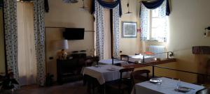 TV a/nebo společenská místnost v ubytování La Regibussa - Hotel Ristorante