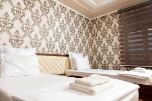 Ένα ή περισσότερα κρεβάτια σε δωμάτιο στο Rohat Hotel