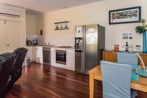 
A kitchen or kitchenette at McLaren Vale Studio Apartments
