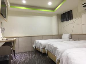 Postel nebo postele na pokoji v ubytování 微旅時尚旅店