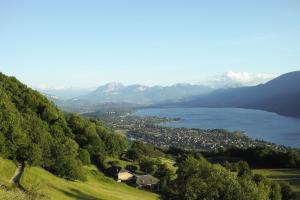 widok na jezioro z wzgórza w obiekcie La Grange du Lac du Bourget w mieście Brison-Saint-Innocent +20 zdjęć