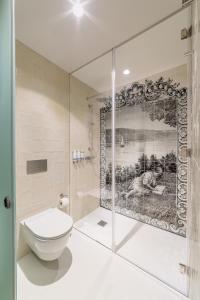 Ein Badezimmer in der Unterkunft Gallery Townhouse & Home